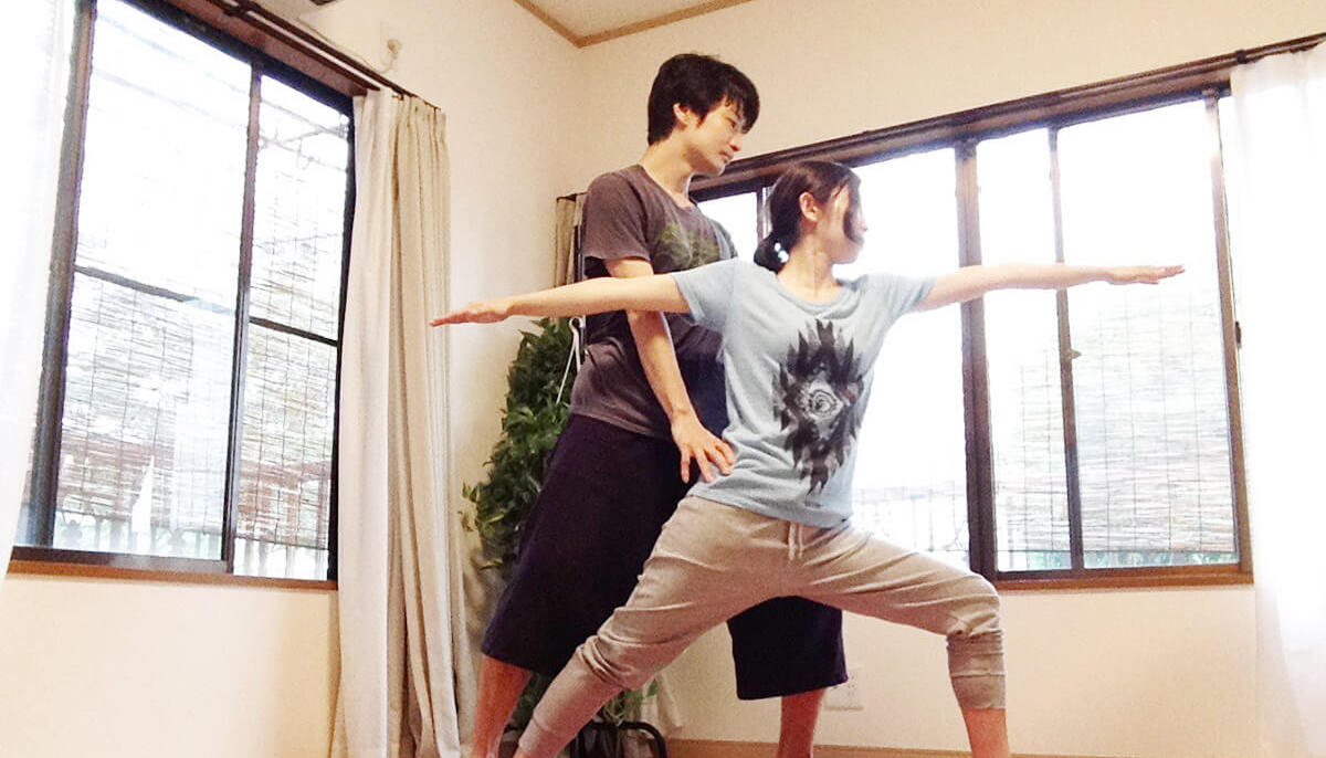 ヨガポーズ解説 戦士のポーズ2(ヴィラバドラーサナ2)のプライベートレッスンの様子