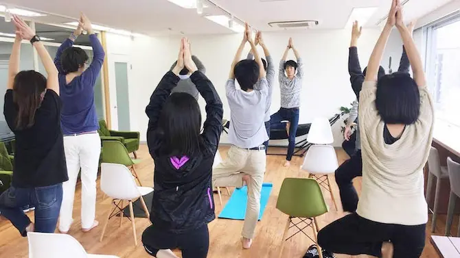 オフィスヨガの出張レッスン写真