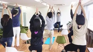 オフィスヨガの出張レッスン写真