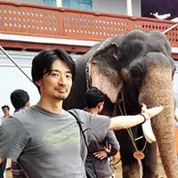男性ヨガインストラクター 高橋陽介の写真