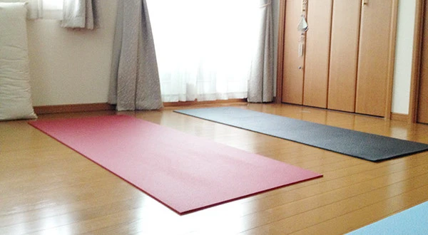 白金ヨガスタジオにヨガマットを敷いた様子の写真