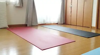 白金ヨガスタジオにヨガマットを敷いた様子の写真