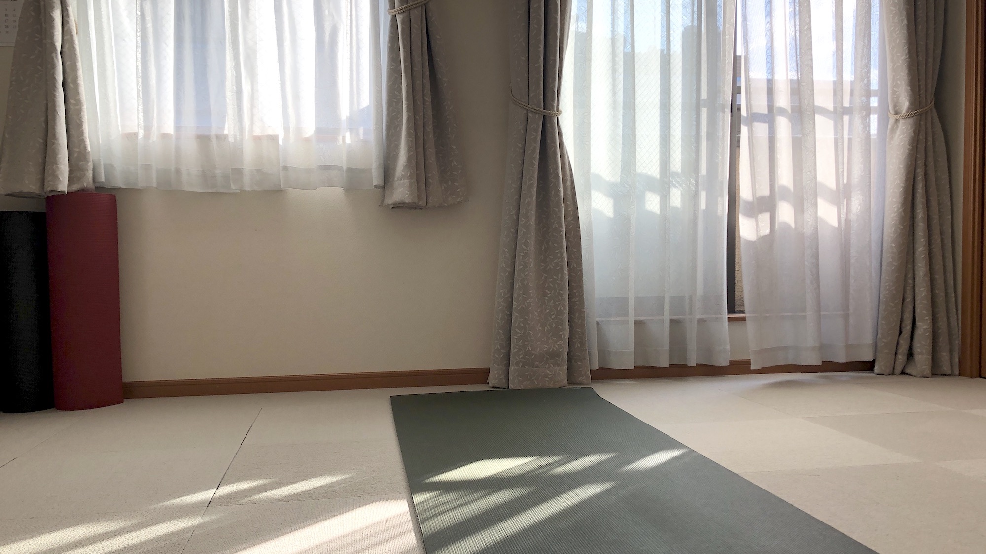 白金スタジオにヨガマットが敷かれている様子