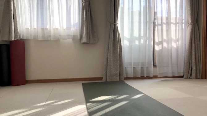 白金スタジオ(白金高輪)にヨガマットが敷かれている様子