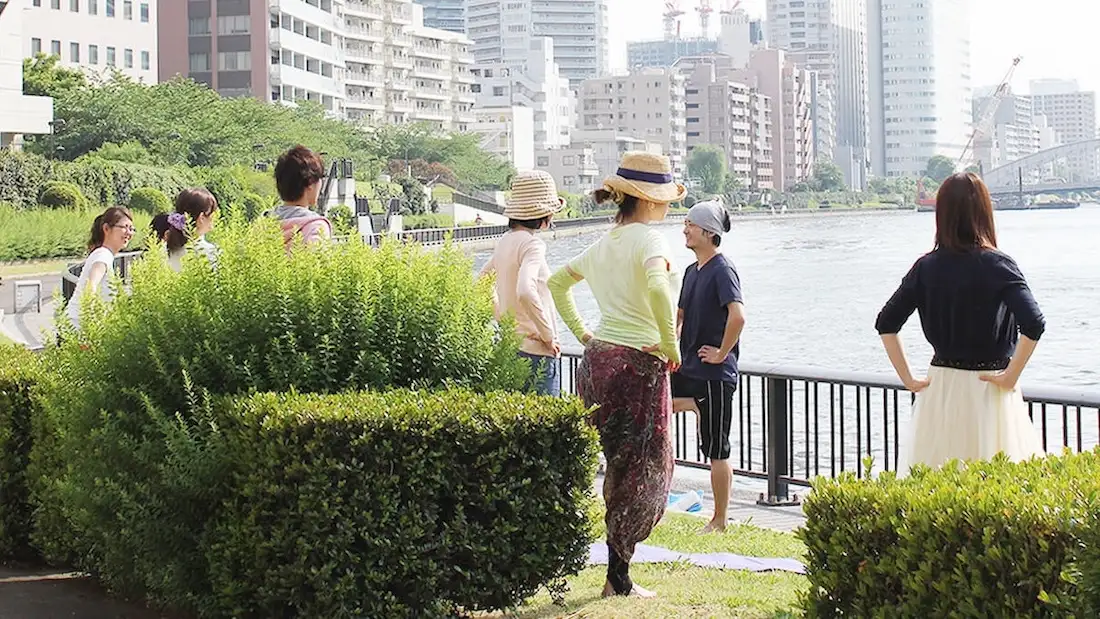 川沿いで気持ち良く外ヨガをしている様子