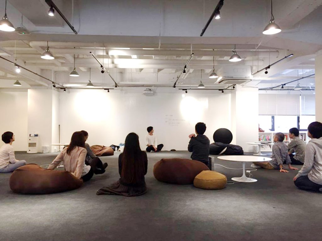 始業前30分のオフィスヨガ、出張瞑想クラスをさせていただきました