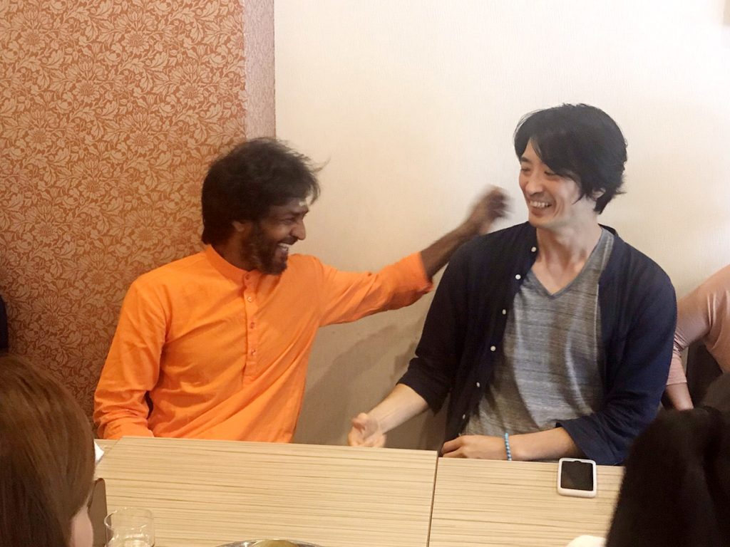 インドのスワミジの周りに集まった、執着しない人たち