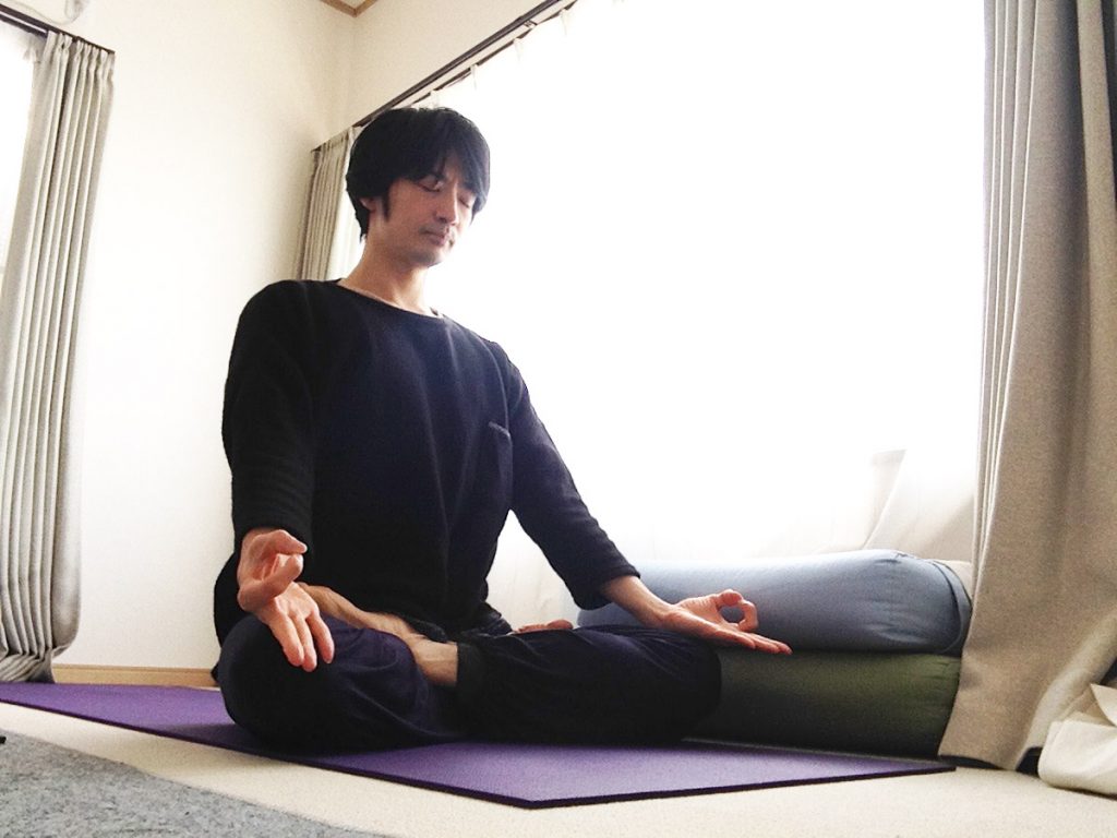 ヨガ・坐禅の「あぐら」やり方一覧｜胡坐・安楽座(スカーサナ)・達人座(シッダーサナ)など