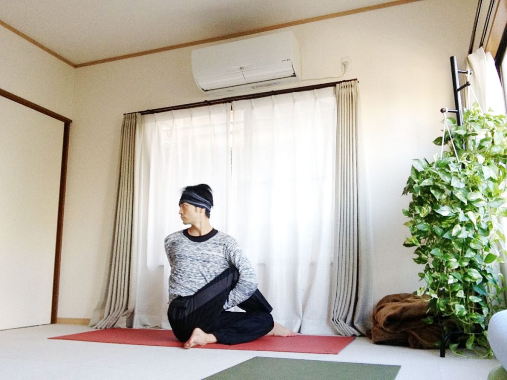 左右があるヨガポーズを、均等にできるようにするには