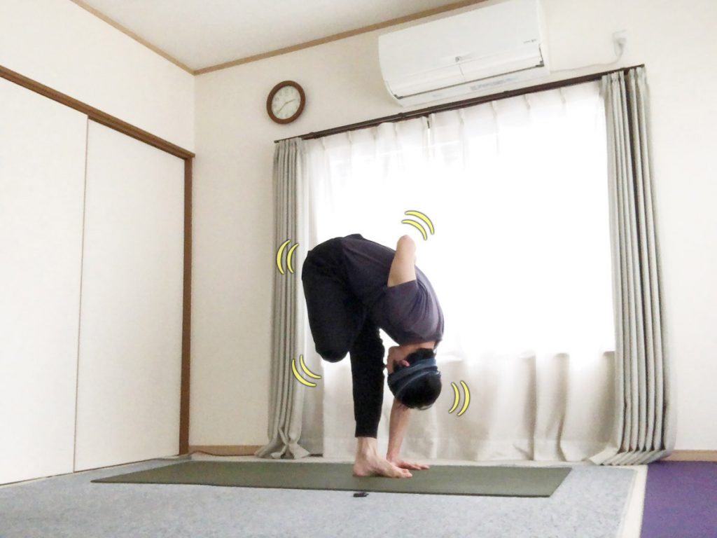 アーサナを行いながら、もぞもぞしてみる
