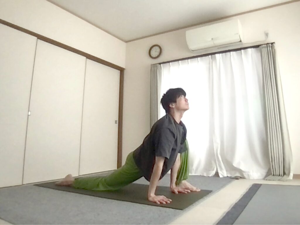 マタニティ太陽礼拝（お腹を圧迫しない軽減版太陽礼拝）のやり方・動画