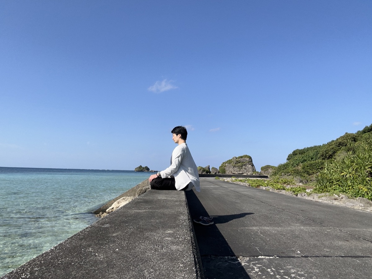 大神島で瞑想する高橋陽介